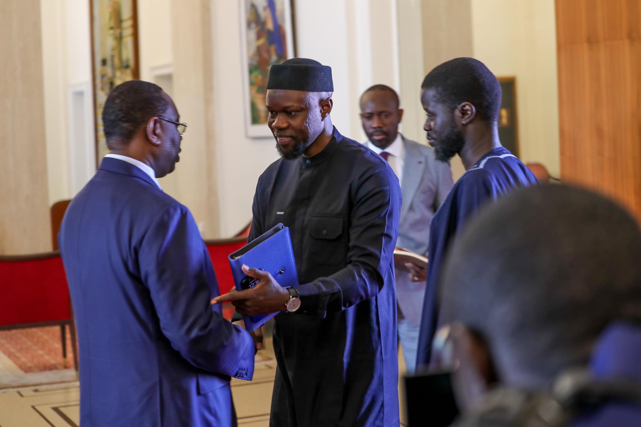 Le Président Macky SALL son successeur, le Président Bassirou Diomaye Faye, élu lors du premier tour de l’élection présidentielle du 24 mars 2024 (PHOTOS)