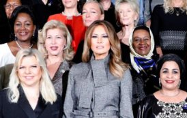 Melania Trump en gris et noir pour son passage à Paris [Photos]